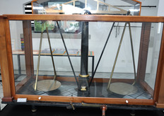 Bilancia a bracci uguali, protetta da una teca che evitava che fattori esterni ne alterassero il funzionamento.