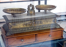 La bilancia a doppio piatto e' una tipologia originaria dell'Antico Egitto.