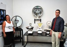 Vanna Secchi e Giampaolo Fantinato insieme ad alcuni esemplari storici realizzati dalla Bilanciai nel corso della sua lunga storia.