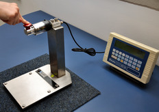 Esercitando una pressione sul pulsante rosso, la cella si deforma. Al suo interno, un dispositivo, denominato estensimetro, misura il grado di deformazione del materiale e ricava, mediante algoritmo, il peso applicato alla cella.