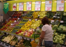 Bello anche l'assortimento di frutta e verdura proposto in un punto vendita della catena di supermercati Billa.