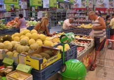 Meloni e frutta in vendita da Kaufland.