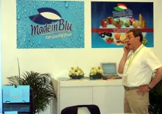 Furio Mazzotti, direttore di made in Blu, impegnato in una conversazione telefonica.
