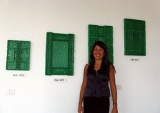 Yliana Gonzalez di CPR System, con alcune delle soluzioni di cassette a sponde abbattibili proposte dall'azienda per il settore ortofrutticolo.