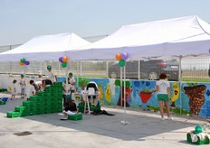 Un angolo giochi per i piu' piccoli e' stato allestito sul piazzale.