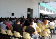 Una breve conferenza precede l'inaugurazione dello stabilimento.