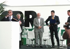 Gianni Bonora annuncia il conferimento di due targhe commemorative.