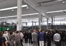 Tutti i partecipanti si affollano curiosi intorno alla struttura per il lavaggio degli imballi CPR.