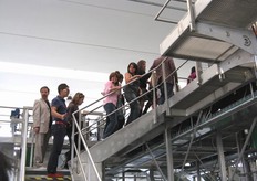 Si sale sulla struttura, per dare un'occhiata piu' da vicino.