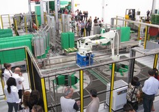 "Un braccio meccanico estrae le cassette centrifugate dai "pozzetti" e le ricompone in pallets."