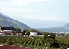 Lo stabilimento della cooperativa MIVOR (a sinistra), visto dal tetto della sede centrale di VIP - Val Venosta.