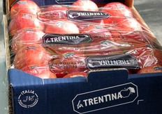 Cartone con mele bollinate.