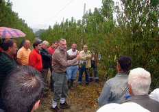 Il prof. Neri ha affermato che per scegliere e impostare una forma di allevamento non bisogna attenersi necessariamente a regole rigide. La gestione della chioma e' funzione di tutta una serie di parametri, che il frutticoltore deve valutare di volta in volta, quali le condizioni pedo-climatiche in cui si sviluppa il frutteto, il portainnesto, la varieta', il periodo di maturazione e l’organizzazione aziendale.