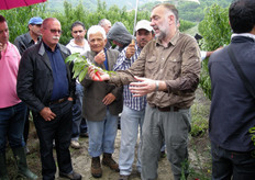 Il frequente rinnovo varietale e la realizzazione di moderni impianti a medio-alta densita' impone, per il pesco, una maggiore conoscenza delle caratteristiche vegetative. Per mantenere costante ed elevata la produzione negli anni occorre eseguire una scelta oculata dei rami produttivi con ottimali standard qualitativi.