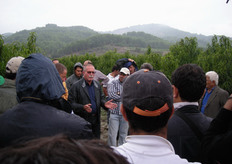 "Spiega il Sig. Nicola Marino (in foto), titolare dell'omonima azienda agricola in agro di Tursi (MT), che la densita' di impianto adeguata per il "vaso catalano" è intorno a 650-700 piante ad ettaro, disposte in un sesto di 4,50-5,0 x 2,70-3,0 m."