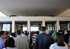 In fila alla biglietteria.