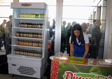 Subito all'ingresso, degustazione di frullati di frutta fresca a marchio Dimmidisi'.