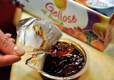 Dettaglio di una delle Gellose. Queste gelatine trasparenti sono realizzate solo con succo di frutta selezionata e di qualita', senza l'aggiunta di conservanti e zuccheri, se non quelli naturali presenti nella frutta stessa.