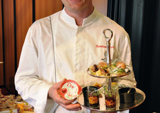 Lo chef Cristian Bertol si e' sbizzarrito nella creazione di stuzzicanti antipasti dolci e salati, combinando in forma creativa le diverse gellose di frutta con carni, insalatine e biscotti, per offrire un assaggio delle potenzialita' del prodotto ai visitatori dello stand.