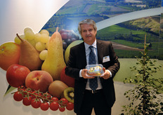 Stefano Soli mostra un cestino di pere della linea Valfrutta Fresco.