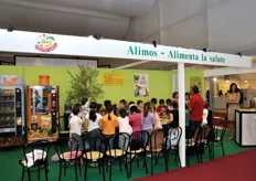 Presso il proprio stand, Alimos ha organizzato una serie di iniziative di educazione alimentare per le scolaresche, attraverso il gioco.