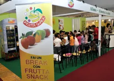 Alimos e' promotrice del progetto Frutta Snack, per l'incentivazione al consumo di snack a base di frutta e verdura nelle scuole, mediante l'impiego di distributori automatici.