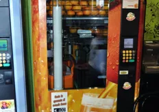 Oltre al distributore automatico di merendine a base di frutta e verdura, quest'anno il progetto Frutta Snack si e' arricchito del distributore di spremuta fresca d'arancia, realizzato da Oranfresh.