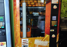 Oltre al distributore automatico di merendine a base di frutta e verdura, quest'anno il progetto Frutta Snack si e' arricchito del distributore di spremuta fresca d'arancia, realizzato da Oranfresh.