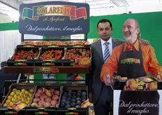 Gianluca Casadio di Apofruit posa con la sagoma di Andy Luotto, testimonial del brand Solarelli.