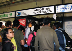 Assembramento di visitatori internazionali presso lo stand della Fruit Control Equipments.