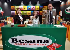 Vittoria Girardi (a sinistra) e Francesco Tommasini (a destra), in rappresentanza dell'azienda Besana mostrano che tutto e' OK, insieme al caporedattore di FreshPlaza, Rossella Gigli (al centro).
