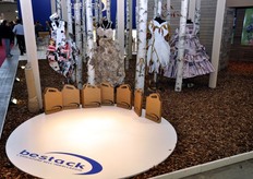 Bestack, il consorzio tra le aziende che producono imballaggi in cartone ondulato, si e' presentato in fiera in modo molto originale, ricreando un boschetto di faggi e coinvolgendo l'artista cesenate Raffaella Zavalloni per la realizzazione sul momento di abiti composti con diverse tipologie di carta.
