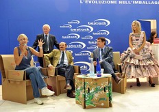 Tra le iniziative del Consorzio Bestack c'e' stata anche, giovedi' 8 ottobre, una giornata dedicata al tema dell’ambiente nei media e nella comunicazione. Licia Colo' (prima a sinistra) e Federico Fazzuoli (seduto accanto a lei) sono intervenuti sul tema, portando la propria significativa esperienza. Nella foto, Pier Giorgio Valbonetti di Teleromagna (in piedi), che ha condotto l’incontro. Sulla destra: Renzo Piraccini e la modella che ha indossato gli abiti di carta.