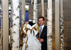 Giuseppe Montaguti di Fustelpack insieme ad una delle creazioni realizzate a Macfrut dall'artista Raffaella Zavalloni.