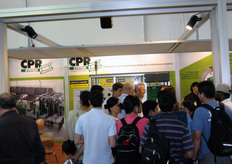 Assembramento di visitatori esteri presso lo stand di CPR System.