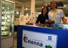 Anna e Stefania, presso lo stand della Coop Calenna, all'interno dello spazio espositivo della Regione Campania.