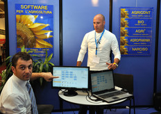 Stand della Diamante SpA, specializzata in applicativi software per l'agricoltura. In piedi, Fabio Legni. Seduto, Riccardo Casadei.
