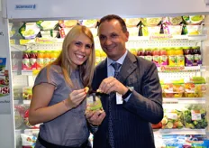 Serena Pittella (Product Manager) e Giuseppe Battagliola (Presidente) gustano uno snack di frutta e verdura fresca a marchio Dimmidisi'.