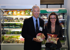 Maurizio Beltramello (Direttore Commerciale) e Alessandra Pelosin (Responsabile Marketing) in rappresentanza dello stand OrtoRomi. Tra le novita' esposte, la nuovissima referenza con Radicchio Rosso di Treviso IGP e Variegato di Castelfranco IGP (frigo a destra).