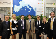 Lo staff al gran completo di Fruttital - GF Group. Al centro, Paolo Mauti.