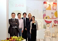Lo staff di Granfrutta ZANI. Alessandro ed Elisa Zani sono rispettivamente il terzo e la quarta da sinistra.