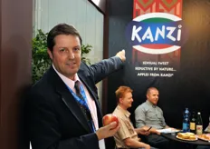Dietmar Pircher del Consorzio VOG indica il marchio Kanzi.