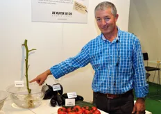Rocco Parisella mostra alcuni portainnesti per pomodoro sviluppati da De Ruiter.