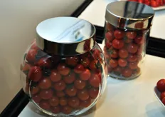 Per suggerire ancor piu' l'idea di dolcezza, il pomodoro Minilou e' stato presentato in barattoli di vetro, come se si trattasse di caramelle!