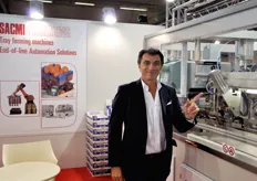 Roberto Marcheselli, General manager di Sacmi, insieme al macchinario TF 40.