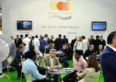 Mauro Pernici (Direttore - seduto al tavolo in primo piano) a colloquio con alcuni visitatori interessati.