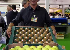 Paolo Taccioli ci ha mostrato la capacita' della macchina Sinclair di individuare senza indugio la tipologia di frutto contenuta nei cartoni e procedere ad una precisa bollinatura.
