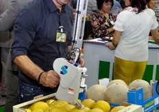 Paolo Taccioli ci ha offerto anche una dimostrazione dell'utilizzo della bollinatrice automatica da tavolo. Si tratta di una sorta di braccio meccanico, che viene posizionato dall'operatore sui frutti da bollinare.