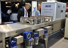 Unical_200 Cherry e' la risposta Unitec a tutte le esigenze di calibrazione delle ciliegie.