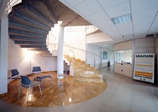 L'ingresso dello stabilimento, con la scala che da' accesso agli uffici.